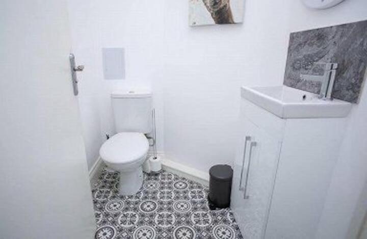 Amazing 3 Bedroom Home, Prime Bt1 Postcode And City Centre Location เบลฟาสต์ ภายนอก รูปภาพ