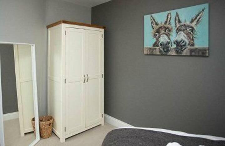 Amazing 3 Bedroom Home, Prime Bt1 Postcode And City Centre Location เบลฟาสต์ ภายนอก รูปภาพ