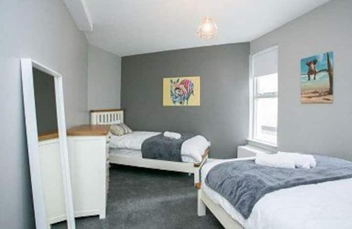 Amazing 3 Bedroom Home, Prime Bt1 Postcode And City Centre Location เบลฟาสต์ ภายนอก รูปภาพ