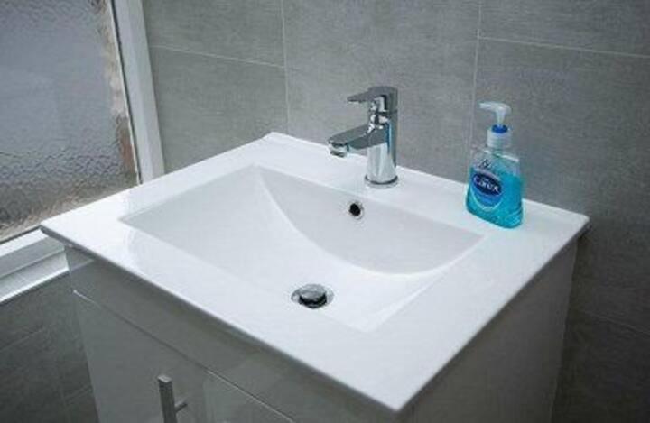 Amazing 3 Bedroom Home, Prime Bt1 Postcode And City Centre Location เบลฟาสต์ ภายนอก รูปภาพ